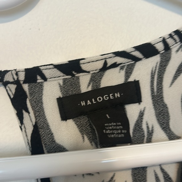 Halogen Hidden Button Long Sleeve Blouse in Black Feather Tiger, Large - Picture 5 of 10